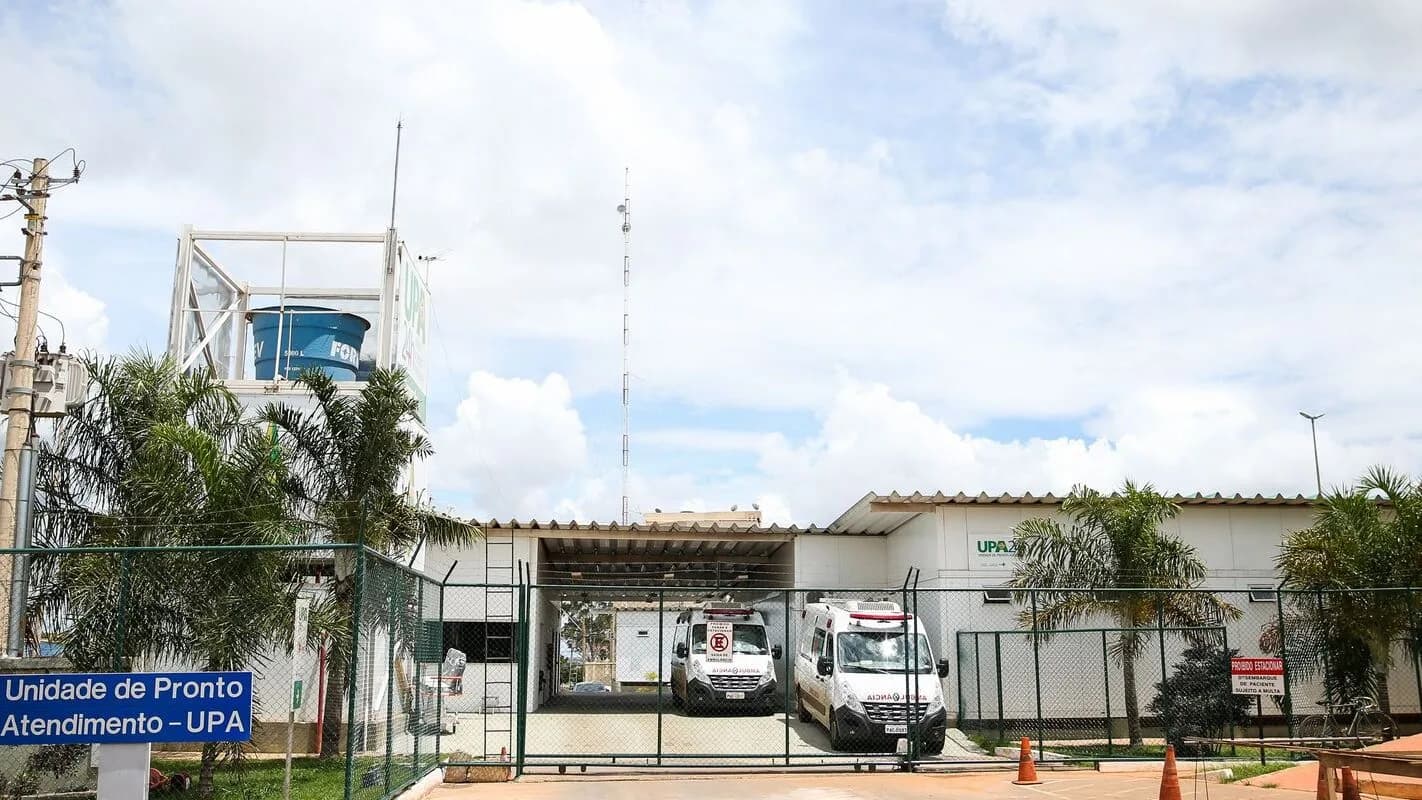 Ambulâncias estacionadas em frente a Unidade de Pronto Atendimento (UPA)
