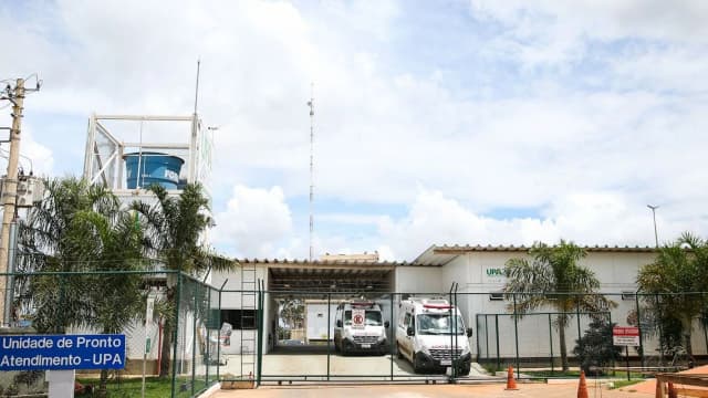 Ambulâncias estacionadas em frente a Unidade de Pronto Atendimento (UPA)