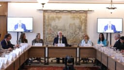 Reunião de defensores públicos-gerais estaduais em Brasília, sob a presidência do ministro Edson Fachin, com autoridades sentadas em mesa em U