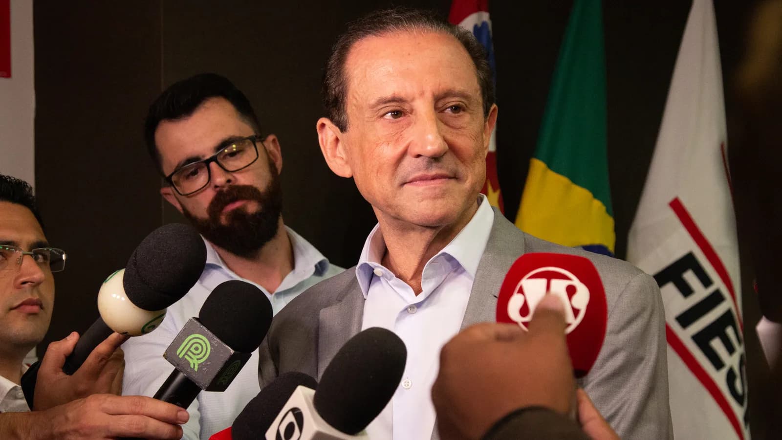 Paulo Skaf concede entrevista a jornalistas na sede da Fiesp