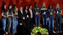 Jogadoras da seleção brasileira de vôlei, entre elas Fabi Alvim, recebem homenagem do então presidente Lula