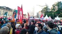 Multidão com bandeiras vermelhas em comício de campanha, foto de arquivo de 2022