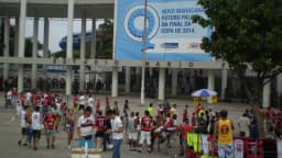 Torcedores entram no estádio do Maracanã, no Rio de Janeiro