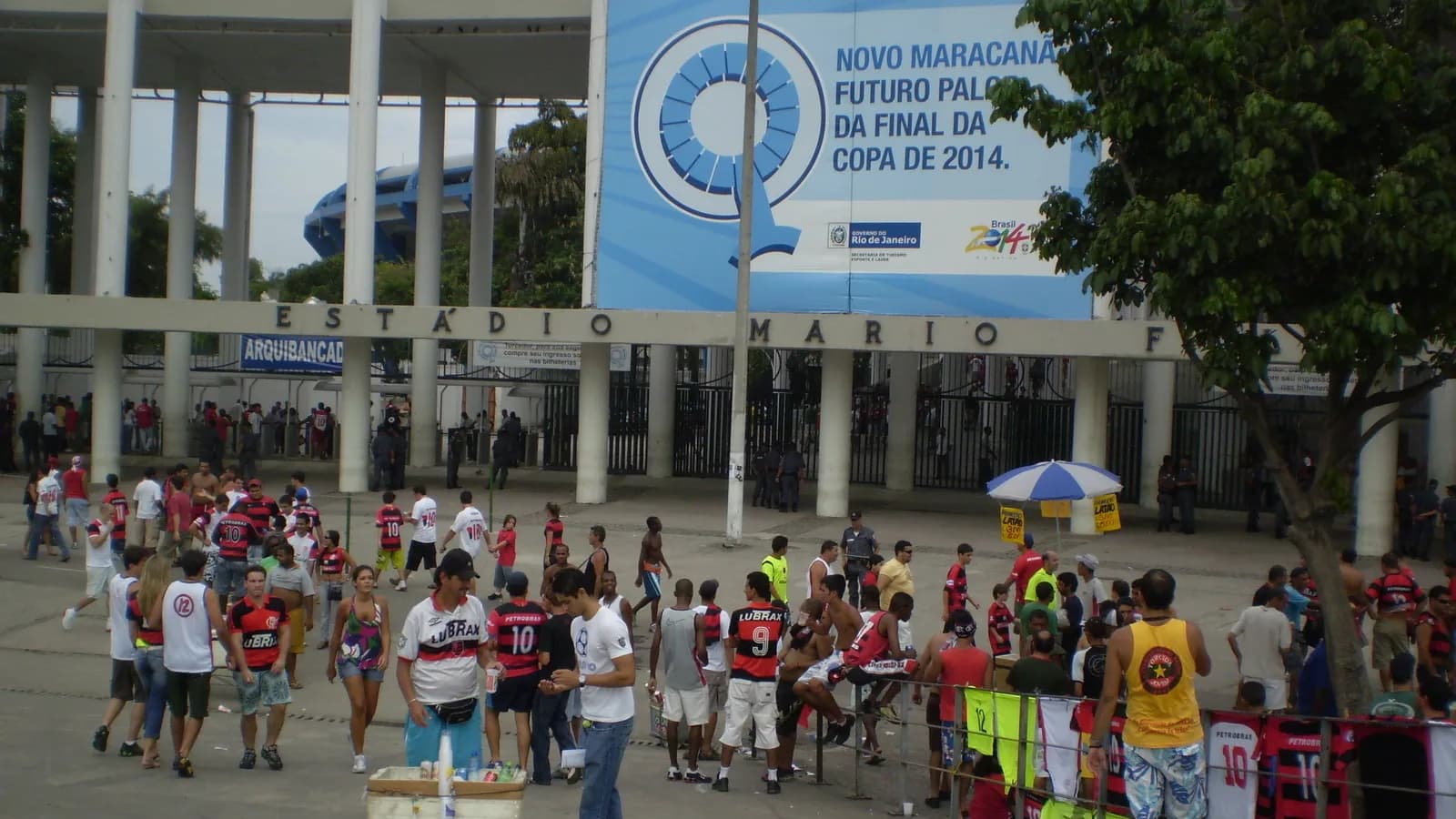 Torcedores entram no estádio do Maracanã, no Rio de Janeiro