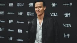 Andrew Scott em tapete vermelho do Festival de Toronto