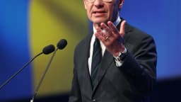 O primeiro-ministro sueco Ulf Kristersson discursa em púlpito com bandeira da Suécia ao fundo