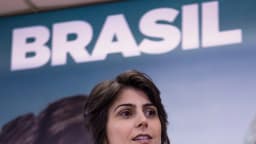 Manuela D'Ávila discursa ao microfone em evento político, foto de arquivo de 2018