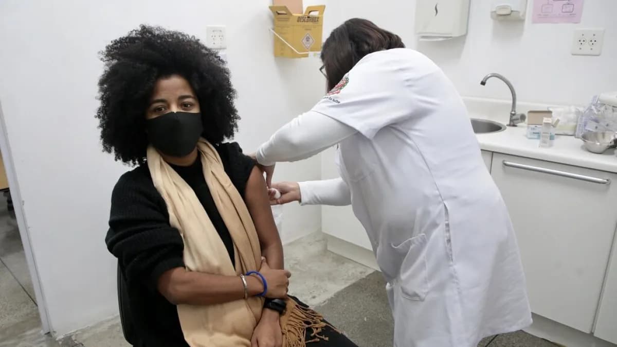 Mulher recebe dose de vacina no braço em posto de saúde