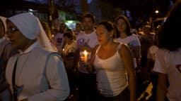 Fiéis acompanham procissão noturna do Círio de Nazaré com velas, em Belém