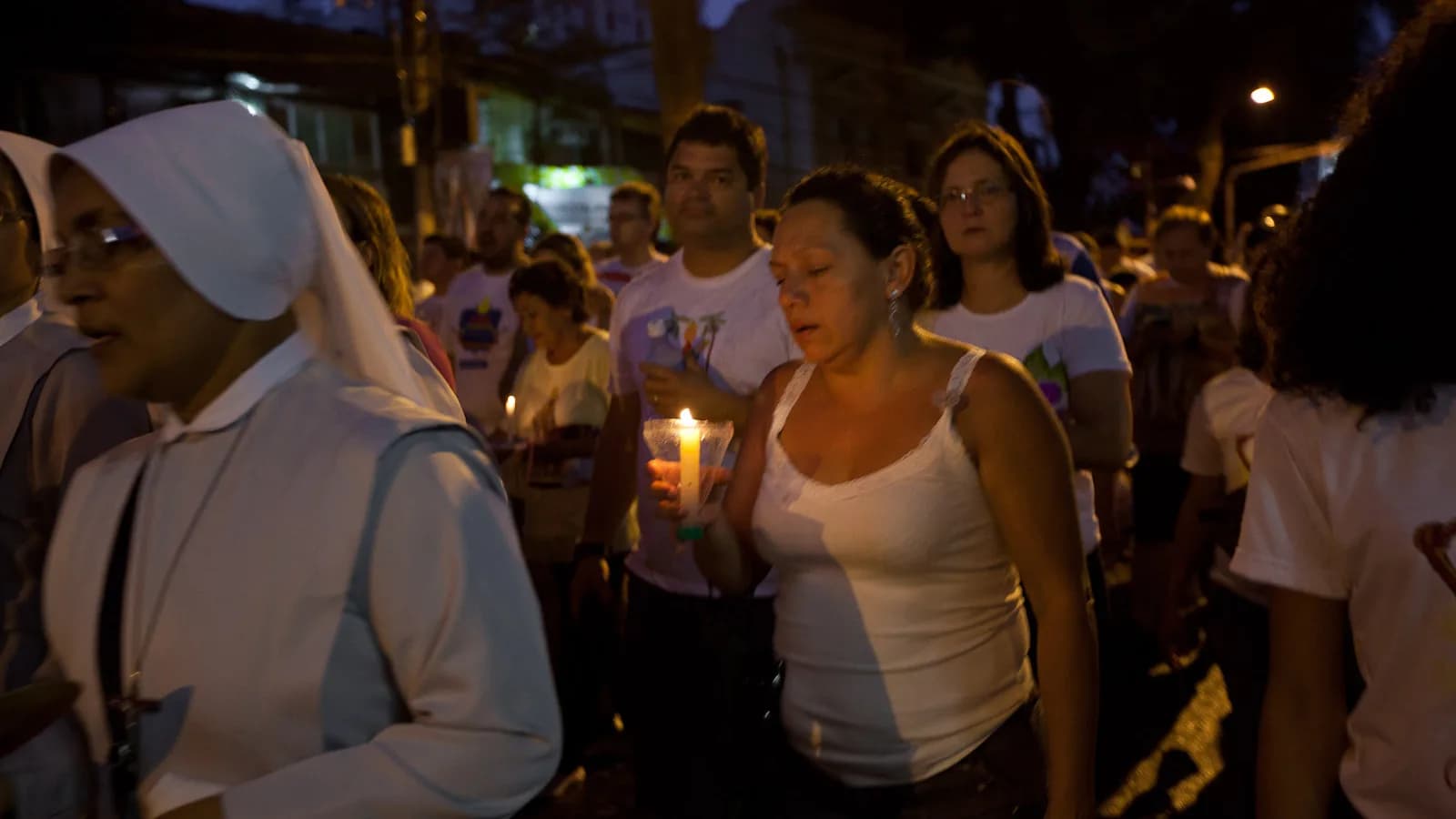 Fiéis acompanham procissão noturna do Círio de Nazaré com velas, em Belém