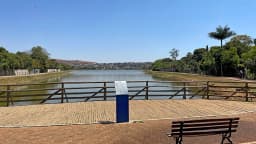 Deck de madeira à beira da Lagoa Central, no centro da cidade de Confins, em Minas Gerais