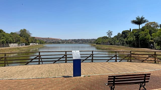 Deck de madeira à beira da Lagoa Central, no centro da cidade de Confins, em Minas Gerais