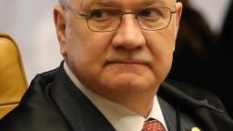 Ministro Edson Fachin, presidente do STF, em plenário, vestindo toga