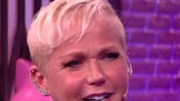 A apresentadora Xuxa Meneghel em entrevista de televisão