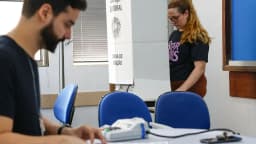 Eleitor vota em cabine eleitoral durante as eleições de 2026