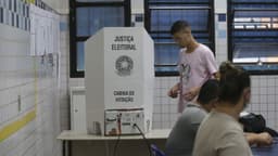 Cabina de votação da Justiça Eleitoral com urna eletrônica, em foto de arquivo de eleição anterior