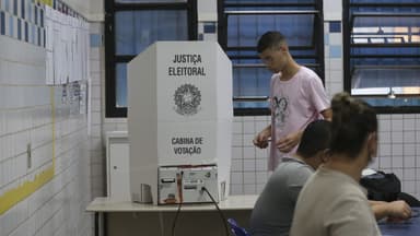 Cabina de votação da Justiça Eleitoral com urna eletrônica, em foto de arquivo de eleição anterior