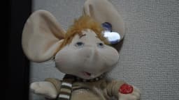 Boneco de pelúcia do personagem Topo Gigio, o ratinho de orelhas grandes