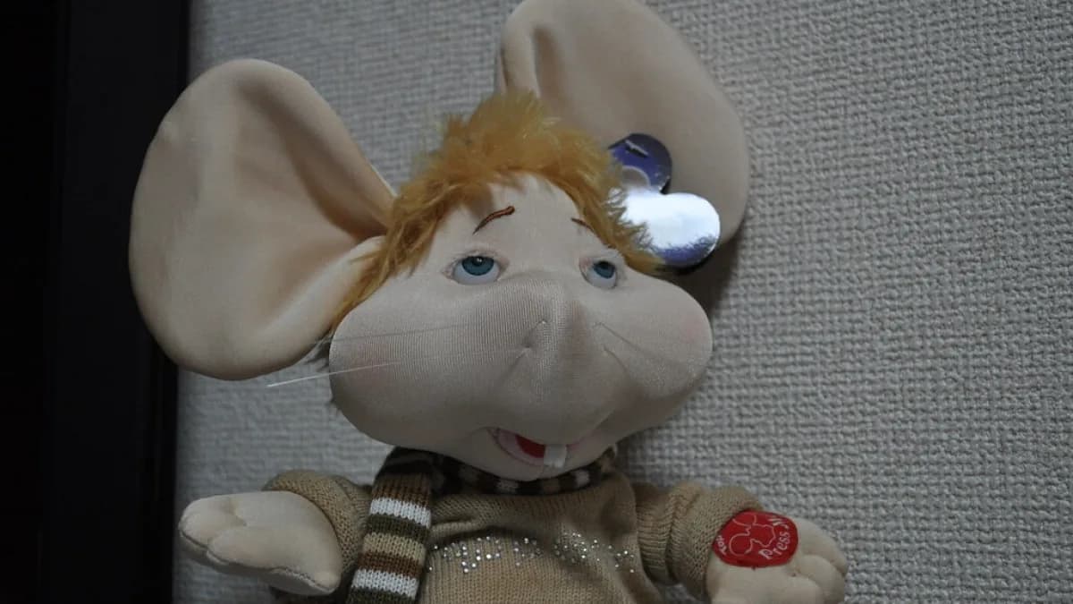 Boneco de pelúcia do personagem Topo Gigio, o ratinho de orelhas grandes