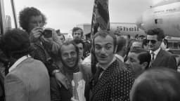 Sandro Mazzola cercado por torcedores e fotógrafos em aeroporto, foto em preto e branco de 1972