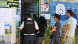 Eleitores em fila para votar em seção eleitoral
