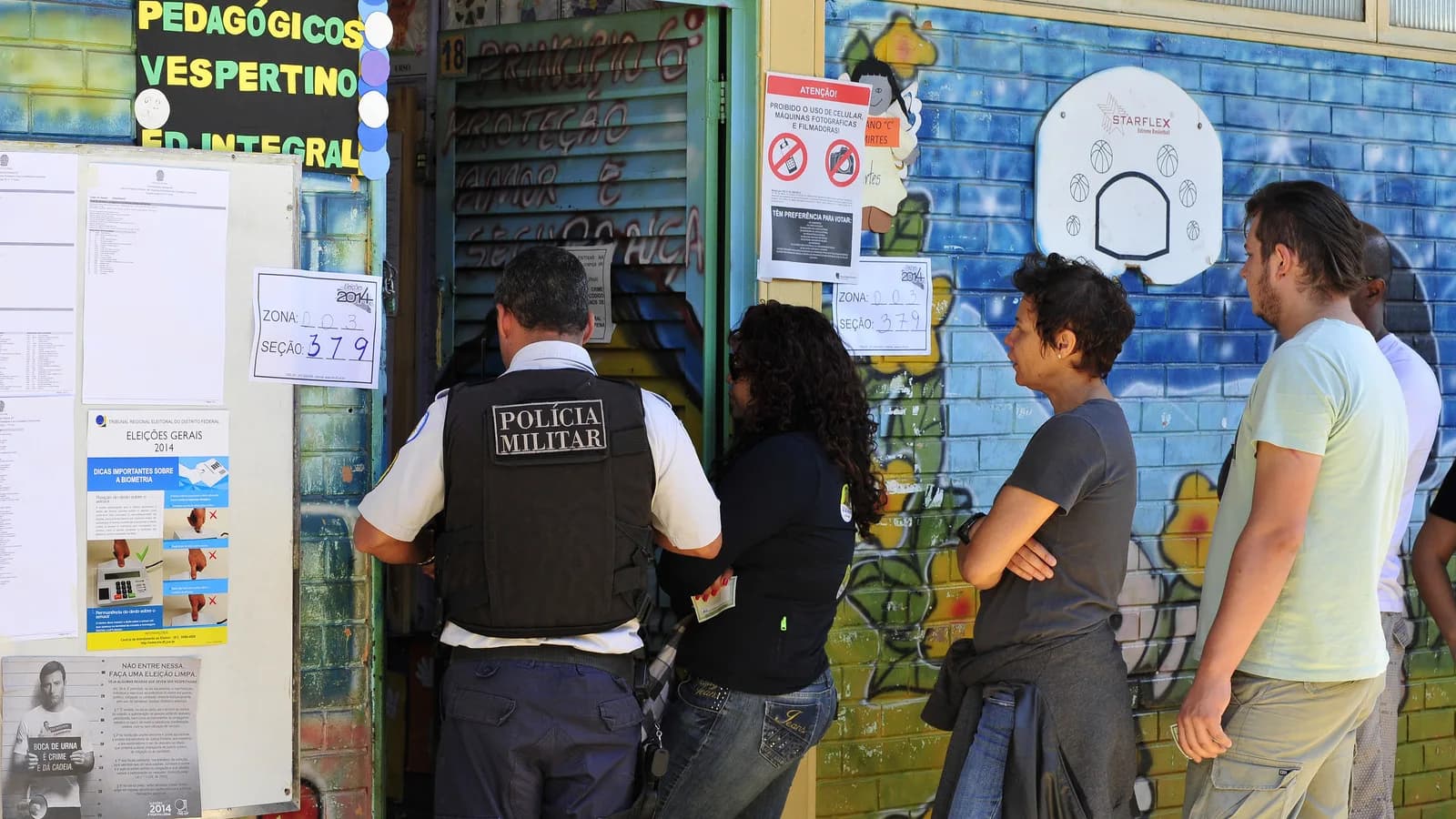 Eleitores em fila para votar em seção eleitoral