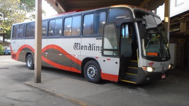 Ônibus de viação estacionado em rodoviária brasileira
