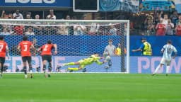 Lionel Messi cobra pênalti pela seleção argentina em foto de arquivo