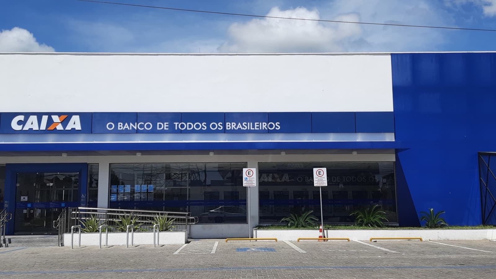 Fachada de uma agência da Caixa Econômica Federal, com o letreiro azul do banco; foto de arquivo feita em Pau dos Ferros, no Rio Grande do Norte