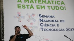 Professor conduz aulão de preparação para candidatos de prova