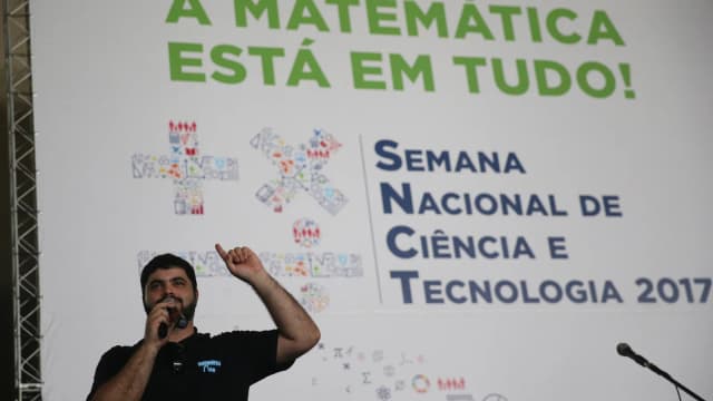 Professor conduz aulão de preparação para candidatos de prova