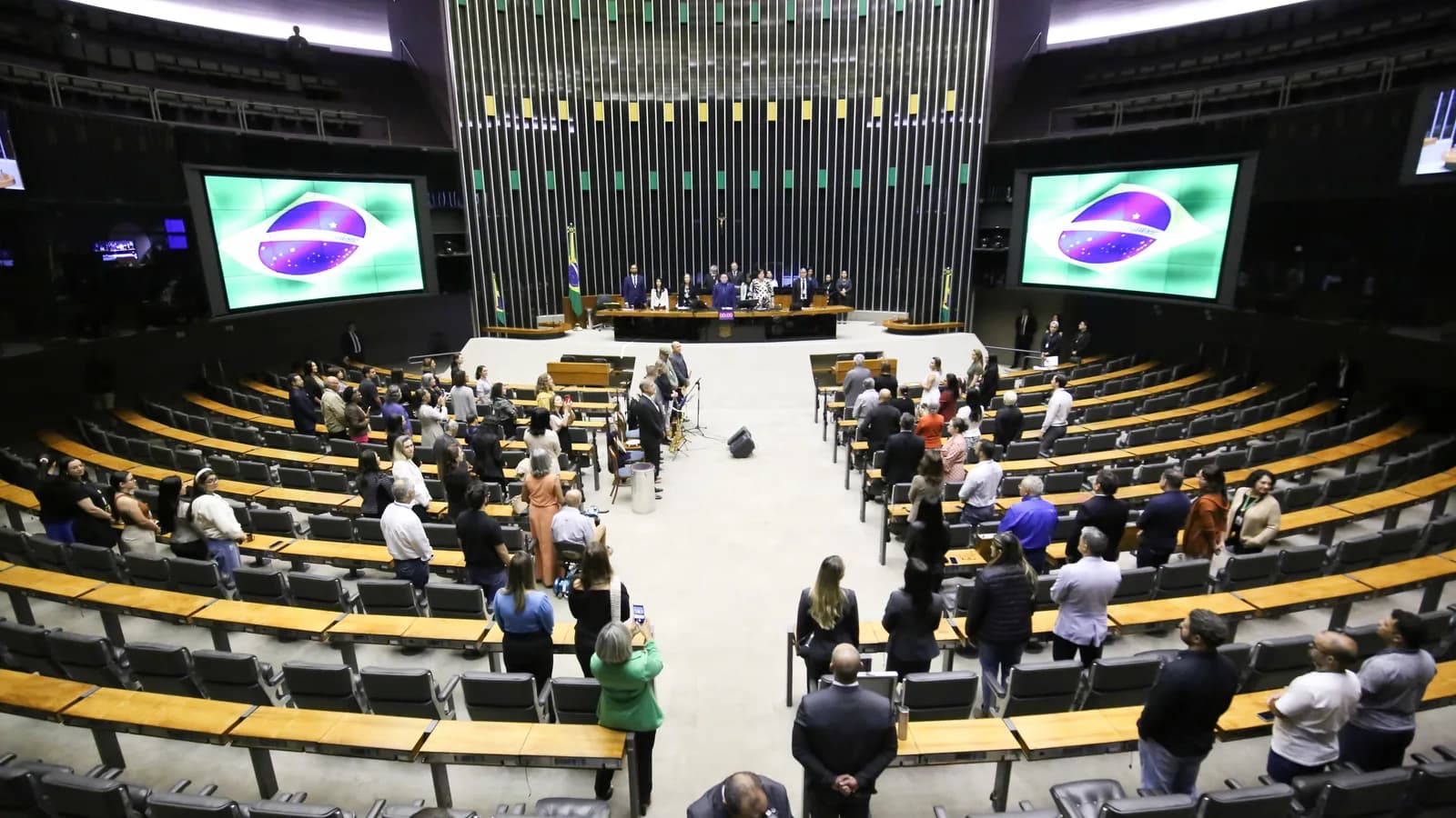 Plenário da Câmara dos Deputados durante sessão em homenagem a enfermeiros e técnicos de enfermagem