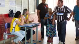 Mesárias auxiliam eleitora em seção eleitoral (foto de arquivo, eleições de 2018)