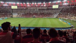 Torcida do Flamengo acompanha partida no Maracanã à noite, em imagem de arquivo