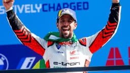 Lucas Di Grassi comemora vitória em corrida da Fórmula E vestindo macacão de corrida