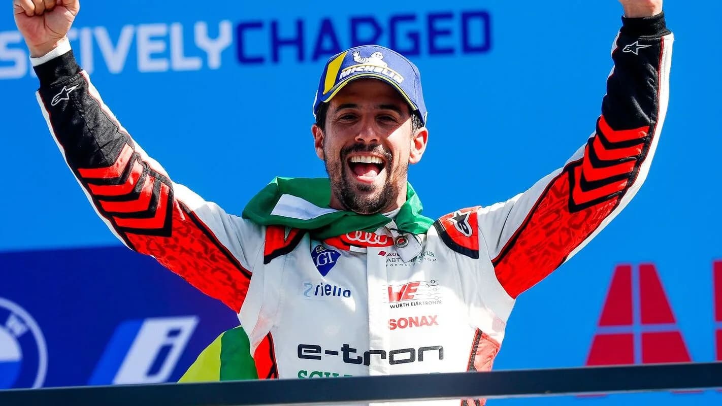 Lucas Di Grassi comemora vitória em corrida da Fórmula E vestindo macacão de corrida