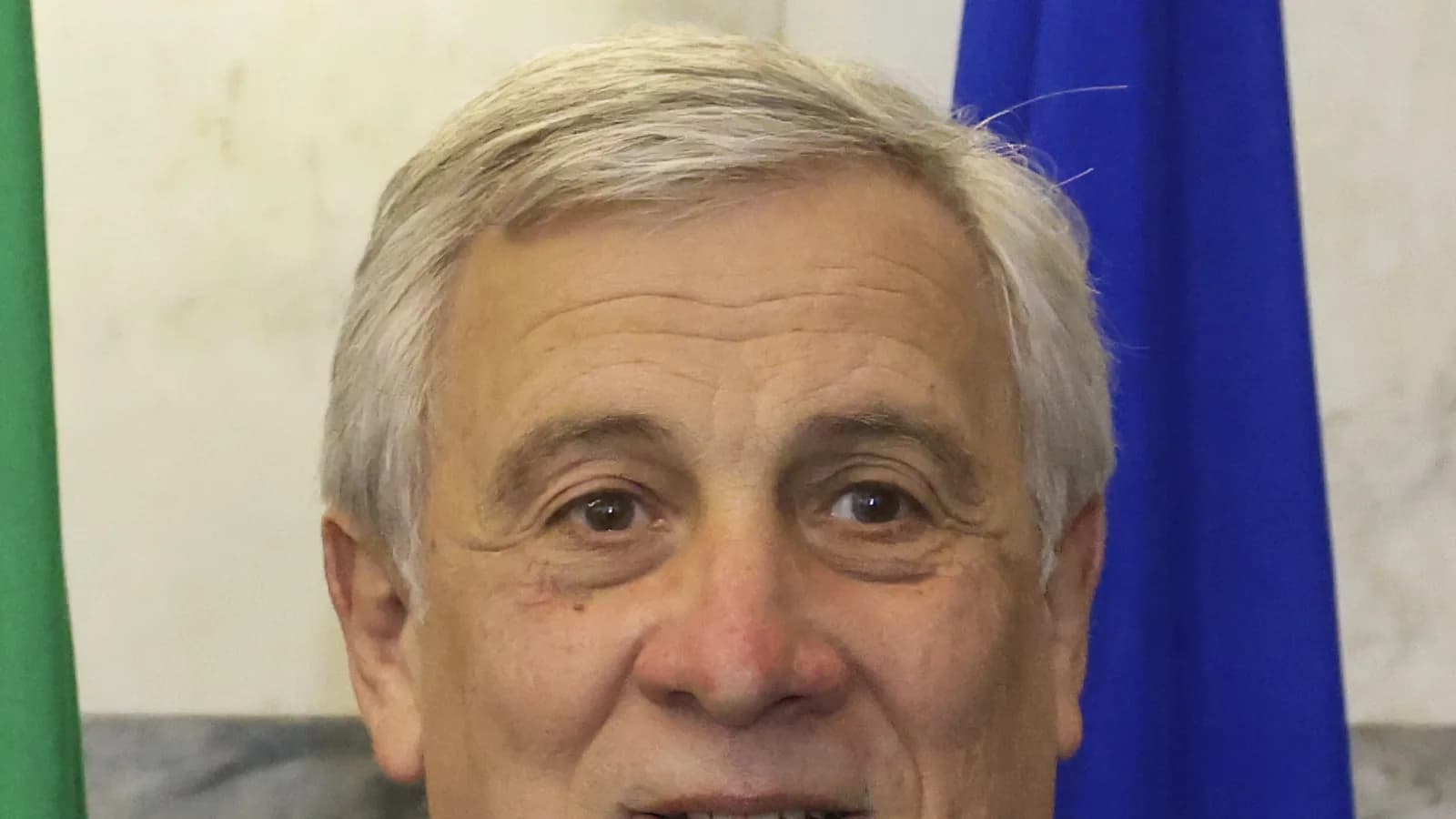 Retrato oficial do chanceler italiano Antonio Tajani, com as bandeiras da Itália e da União Europeia ao fundo