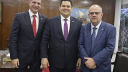 Senadores em reunião no Congresso Nacional