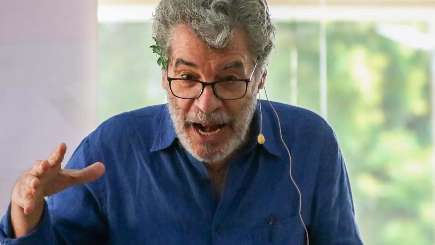 O ator Paulo Betti gesticula durante fala em evento de cinema (foto de arquivo)