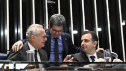 Os senadores Renan Calheiros, Randolfe Rodrigues e Rodrigo Pacheco conversam no plenário do Senado