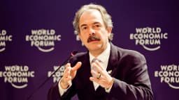 Aloizio Mercadante gesticula durante fala em painel do Fórum Econômico Mundial
