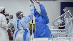 Profissionais de enfermagem paramentados atendem paciente em leito hospitalar (foto de arquivo, ilustrativa)