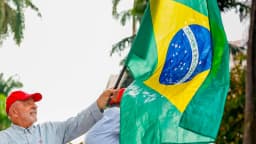 Lula ergue bandeira do Brasil em ato de campanha em Belo Horizonte
