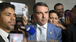 Senador Flávio Bolsonaro é cercado por jornalistas durante entrevista no Senado, em foto de arquivo de abril de 2026