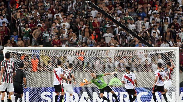 Jogo do Fluminense no Maracanã, com goleiro defendendo a bola diante da torcida