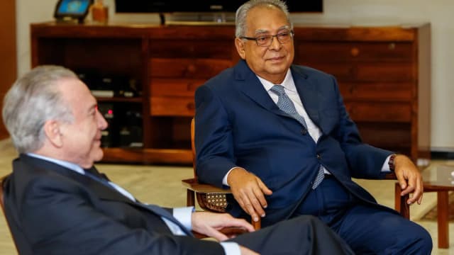 Senador Omar Aziz (PSD-AM) em encontro formal, sentado em escritório