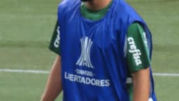 Flaco López, do Palmeiras, em campo com uniforme de treino da Conmebol Libertadores