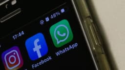 Tela de celular com ícones de Instagram, Facebook e WhatsApp