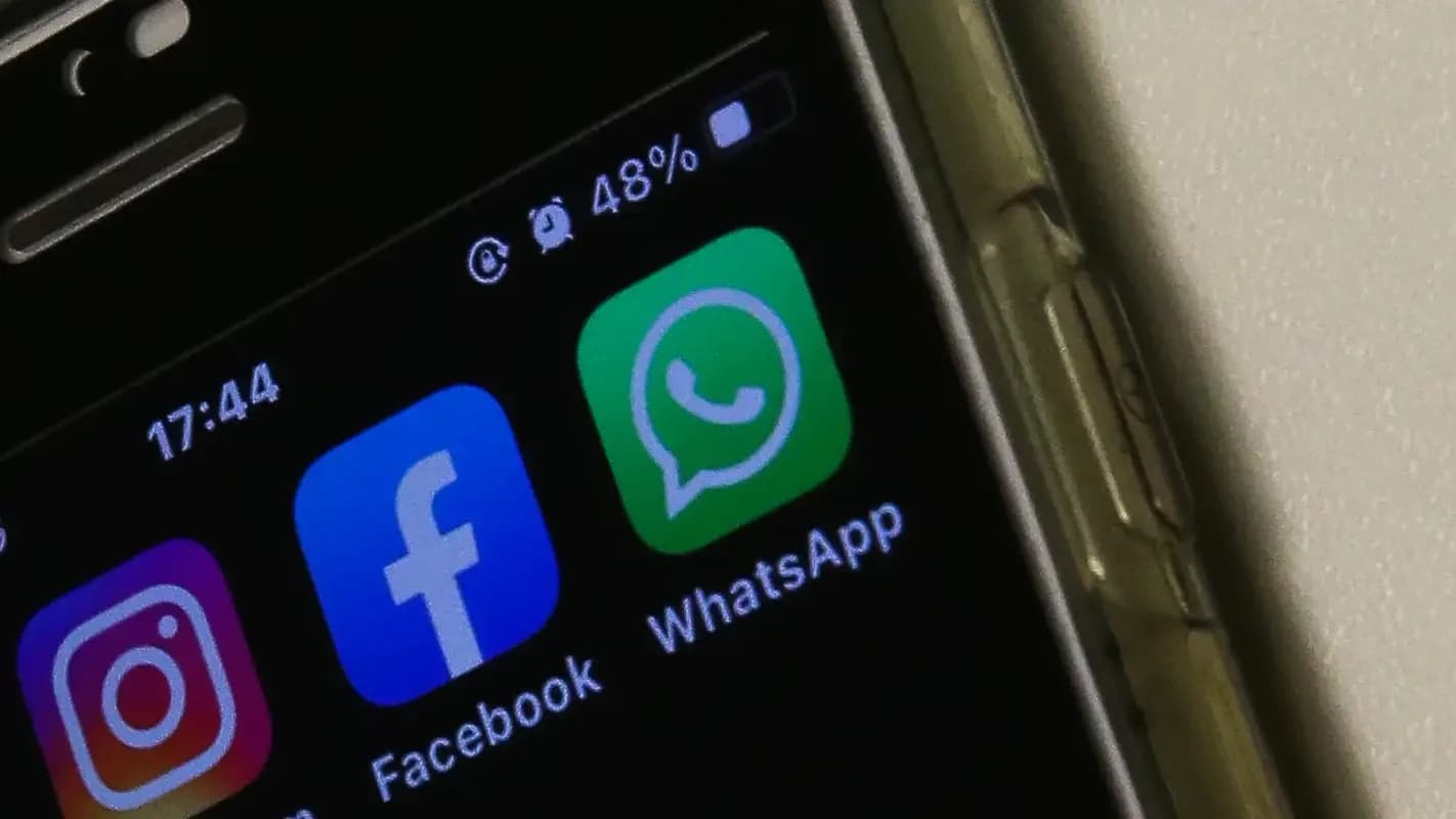 Tela de celular com ícones de Instagram, Facebook e WhatsApp