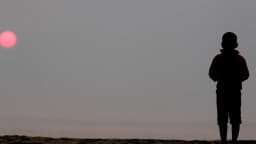 Silhueta de uma criança ao entardecer, foto ilustrativa sobre o tema da infância